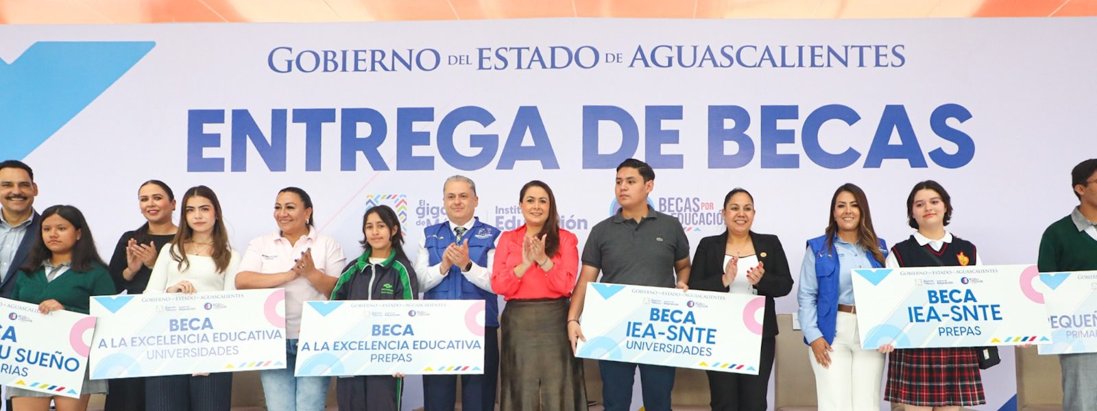 TERE JIMÉNEZ INICIA ENTREGA DE BECAS EN TODO EL ESTADO
