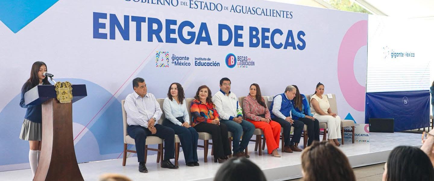 TERE JIMÉNEZ ENTREGA BECAS DE TITULACIÓN A 2 MIL JÓVENES