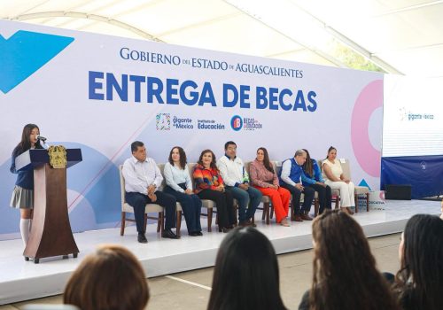 TERE JIMÉNEZ ENTREGA BECAS DE TITULACIÓN A 2 MIL JÓVENES