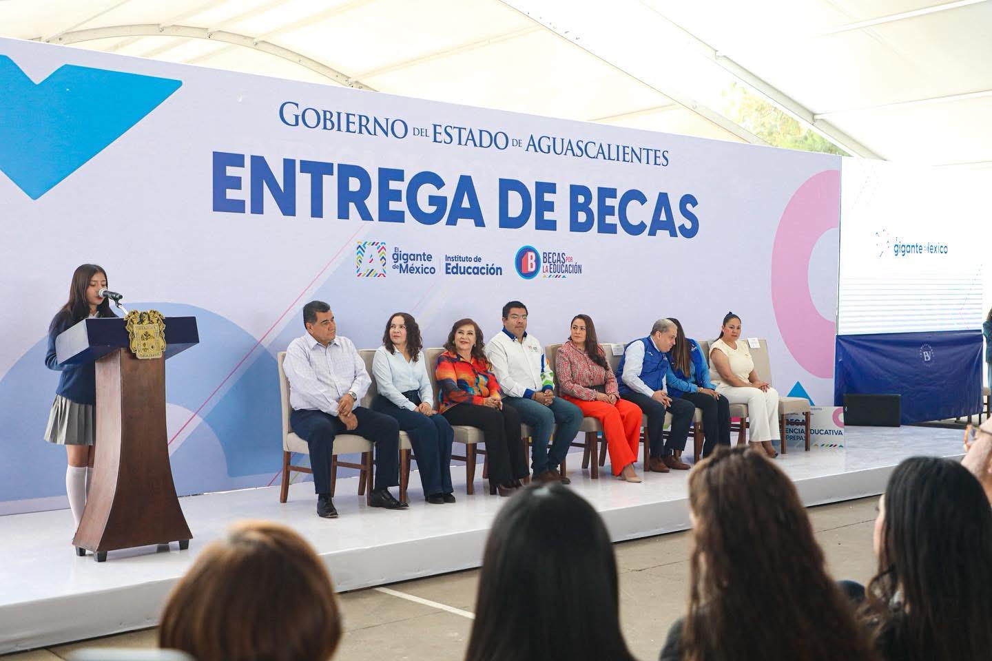 TERE JIMÉNEZ ENTREGA BECAS DE TITULACIÓN A 2 MIL JÓVENES