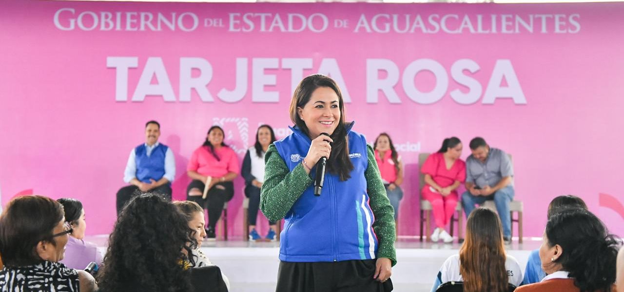 TERE JIMÉNEZ ENTREGA TARJETAS ROSAS A MUJERES DE PABELLÓN DE ARTEAGA Y RECONOCE SU LABOR SOCIAL