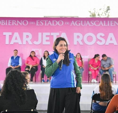 TERE JIMÉNEZ ENTREGA TARJETAS ROSAS A MUJERES DE PABELLÓN DE ARTEAGA Y RECONOCE SU LABOR SOCIAL