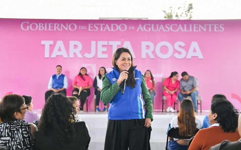 TERE JIMÉNEZ ENTREGA TARJETAS ROSAS A MUJERES DE PABELLÓN DE ARTEAGA Y RECONOCE SU LABOR SOCIAL