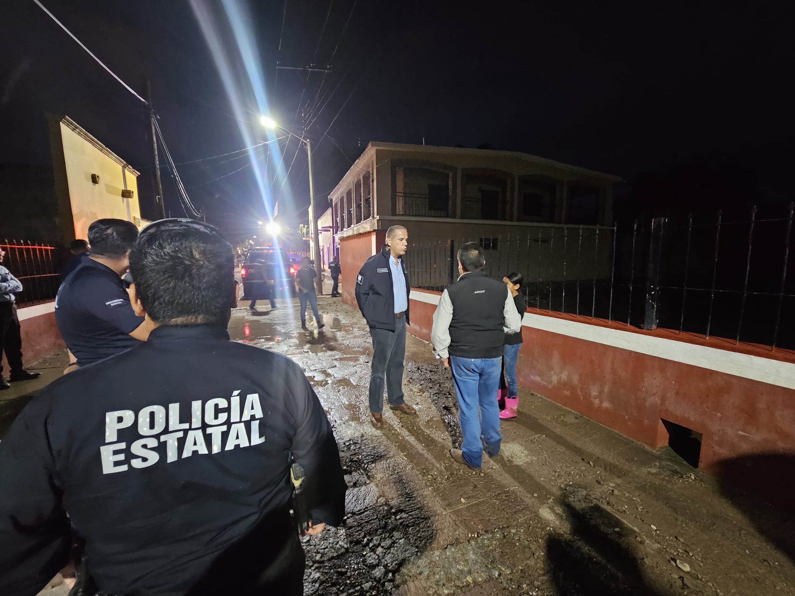 ATIENDEN CUERPOS DE EMERGENCIA DESBORDAMIENTO DE ARROYO EN ASIENTOS; NO SE REPORTAN PERSONAS LESIONADAS