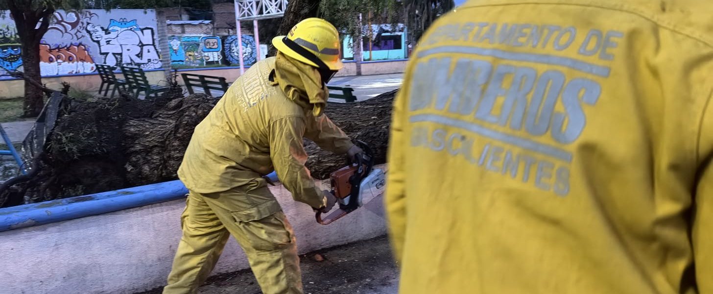 Gracias a las y los trabajadores del Municipio que están trabajando a marchas forzadas, atendiendo reportes que se ocasionaron por la intensa lluvia de esta tarde.