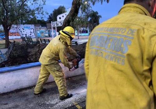 Gracias a las y los trabajadores del Municipio que están trabajando a marchas forzadas, atendiendo reportes que se ocasionaron por la intensa lluvia de esta tarde.