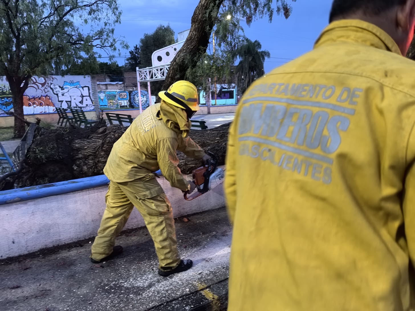 Gracias a las y los trabajadores del Municipio que están trabajando a marchas forzadas, atendiendo reportes que se ocasionaron por la intensa lluvia de esta tarde.