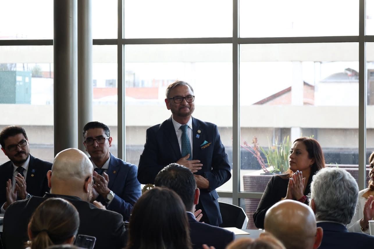 Ayer, Lucero Espinoza tuvo el honor de acompañar la toma de protesta del nuevo presidente del Club Rotario Aguascalientes Emprendedor, al cual pertenece con orgullo. 🤝✨