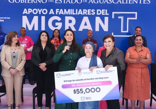 TERE JIMÉNEZ ENTREGA APOYOS ECONÓMICOS A FAMILIARES DE MIGRANTES PARA QUE PUEDAN EMPRENDER UN NEGOCIO