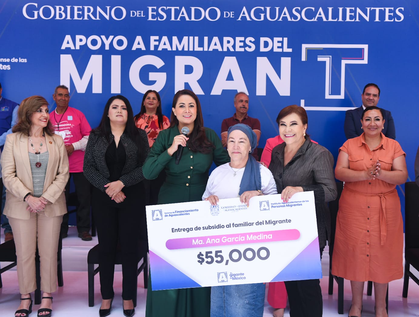 TERE JIMÉNEZ ENTREGA APOYOS ECONÓMICOS A FAMILIARES DE MIGRANTES PARA QUE PUEDAN EMPRENDER UN NEGOCIO