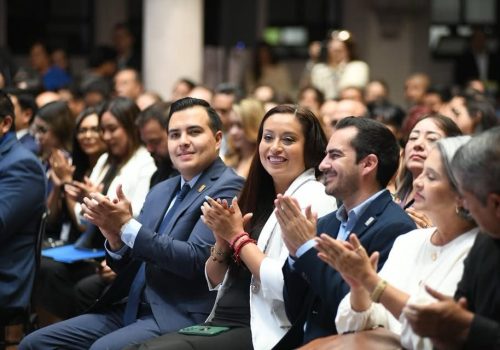 ✨ Esta mañana, Lucero Espinoza asistió con mucho gusto a la ceremonia del Premio Estatal de Mejora Regulatoria 2025, un espacio que reconoce el esfuerzo por hacer del gobierno una herramienta más ágil, eficiente y cercana a las personas. 💻📄