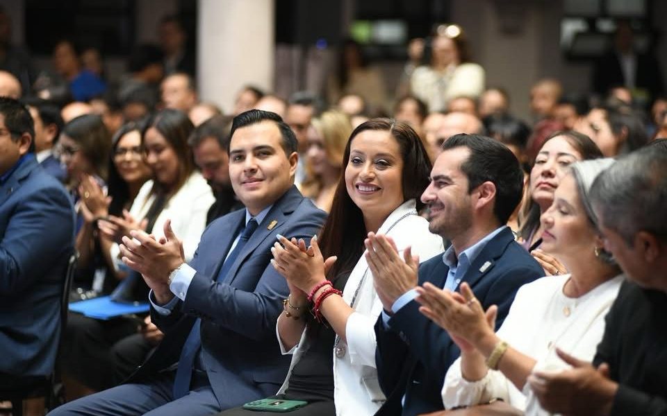 ✨ Esta mañana, Lucero Espinoza asistió con mucho gusto a la ceremonia del Premio Estatal de Mejora Regulatoria 2025, un espacio que reconoce el esfuerzo por hacer del gobierno una herramienta más ágil, eficiente y cercana a las personas. 💻📄