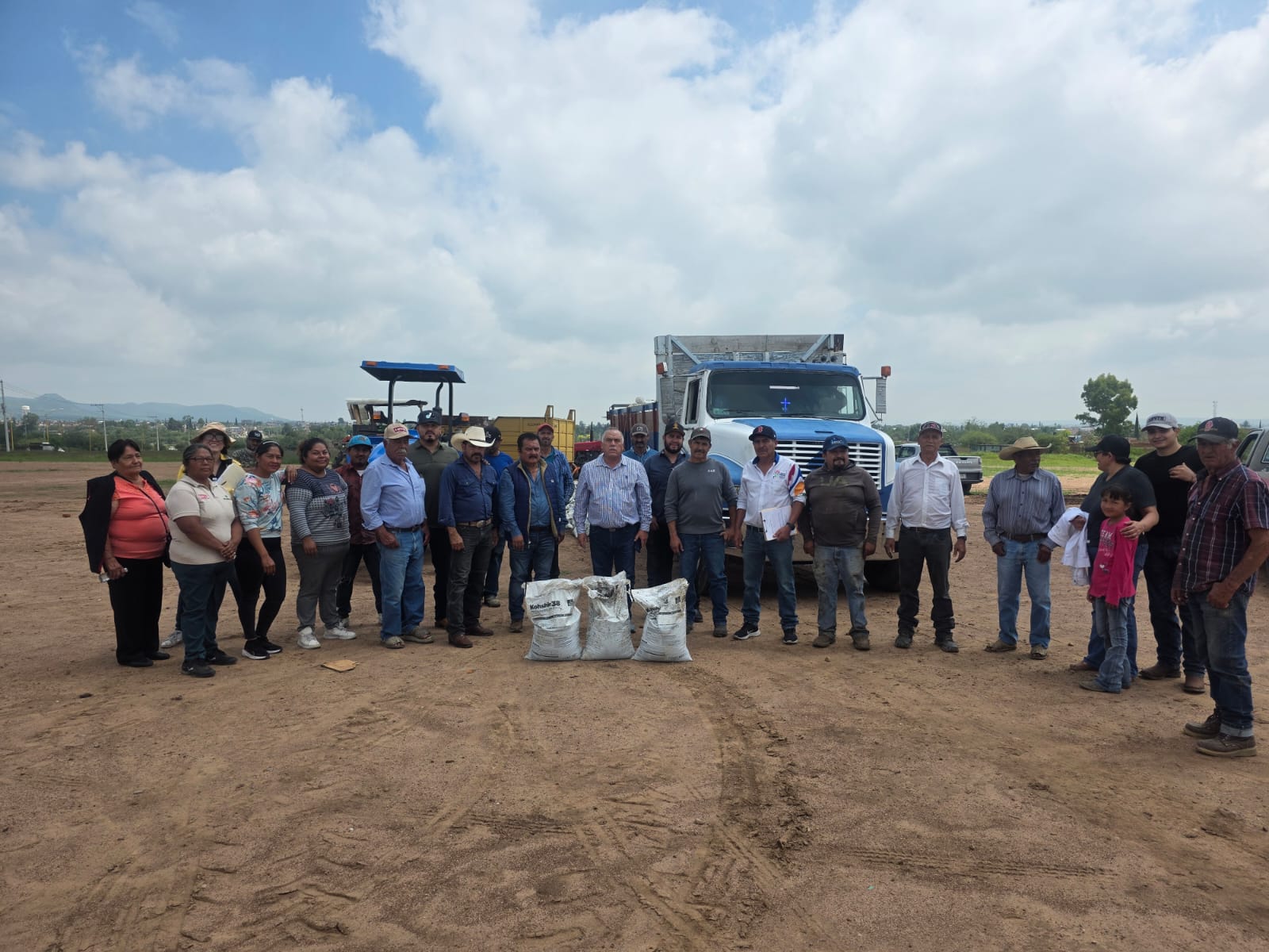 ENTREGAN COMPOSTA A PRODUCTORES DE JESÚS MARÍA
