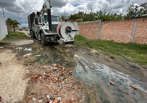 ✅🚛 Realizamos trabajos de desazolves en las alcantarillas y registros particulares que se encuentran obstruidos por basura o diversos sólidos. 🚧🕳️🚧