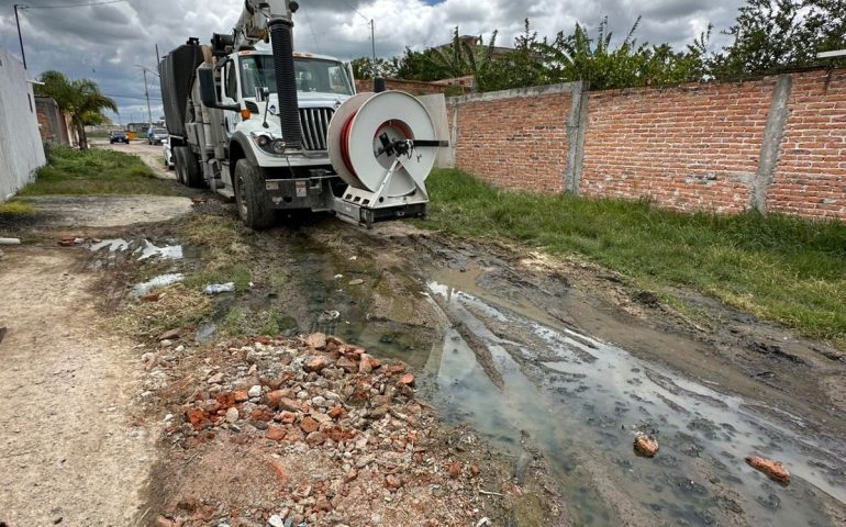 ✅🚛 Realizamos trabajos de desazolves en las alcantarillas y registros particulares que se encuentran obstruidos por basura o diversos sólidos. 🚧🕳️🚧