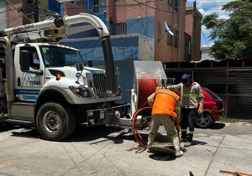 ✅🚛 Desde temprano nuestras cuadrillas se encuentran atendiendo tus reportes, diariamente intervenimos de 50 a 60 ubicaciones de redes de drenaje colapsadas. 🚧🕳️🚧