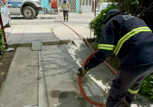 ✅🚛 Los taponamientos en las redes de alcantarillado domiciliarias normalmente ocurren por que se arroja al desagüe materiales que no se degradan y comienzan a formar un tapón que impide la circulación del agua libremente.