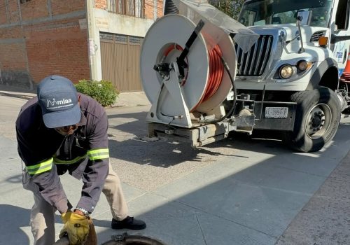 ✅🚛 Debido a la fuerte lluvia que se registró el fin de semana varias alcantarillas resultaron dañadas afectando a diferentes domicilios de este sector, por lo que acudimos a realizar los desazolves necesarios 🚧🕳️🚧