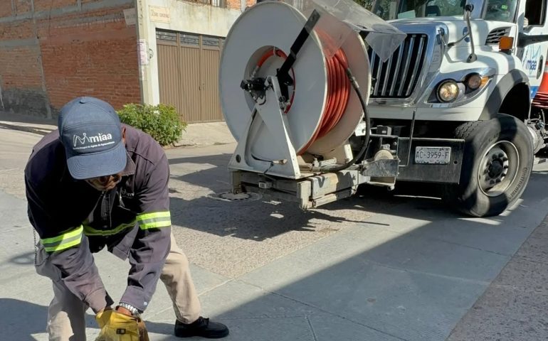 ✅🚛 Debido a la fuerte lluvia que se registró el fin de semana varias alcantarillas resultaron dañadas afectando a diferentes domicilios de este sector, por lo que acudimos a realizar los desazolves necesarios 🚧🕳️🚧