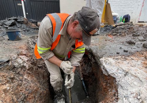 ✅👷 Estamos atendiendo el reporte que requiere una rehabilitación en la descarga sanitaria de un domicilio. 🚧🕳️🚧