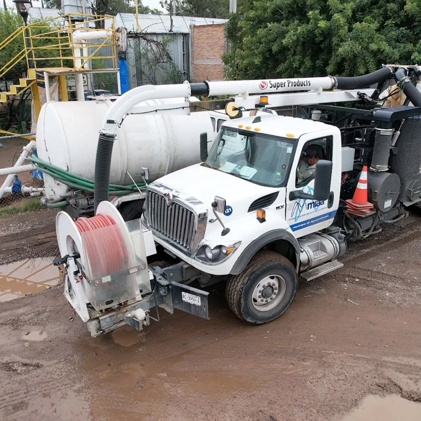 ✅🚛 Nuestro equipo camel necesita recargarse de agua para poder funcionar correctamente y dar atención inmediata a cada uno de los deportes
