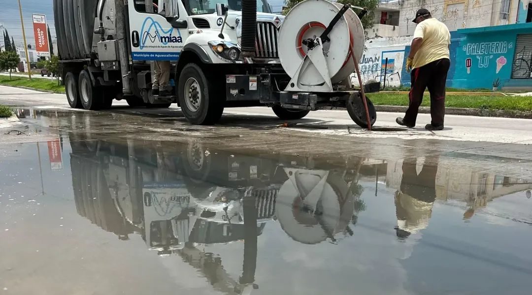 👷🏻‍♂️🔧✅Seguimos atendiendo los reportes de registro de drenaje para remover los taponamientos ocasionados por basura y otros residuos