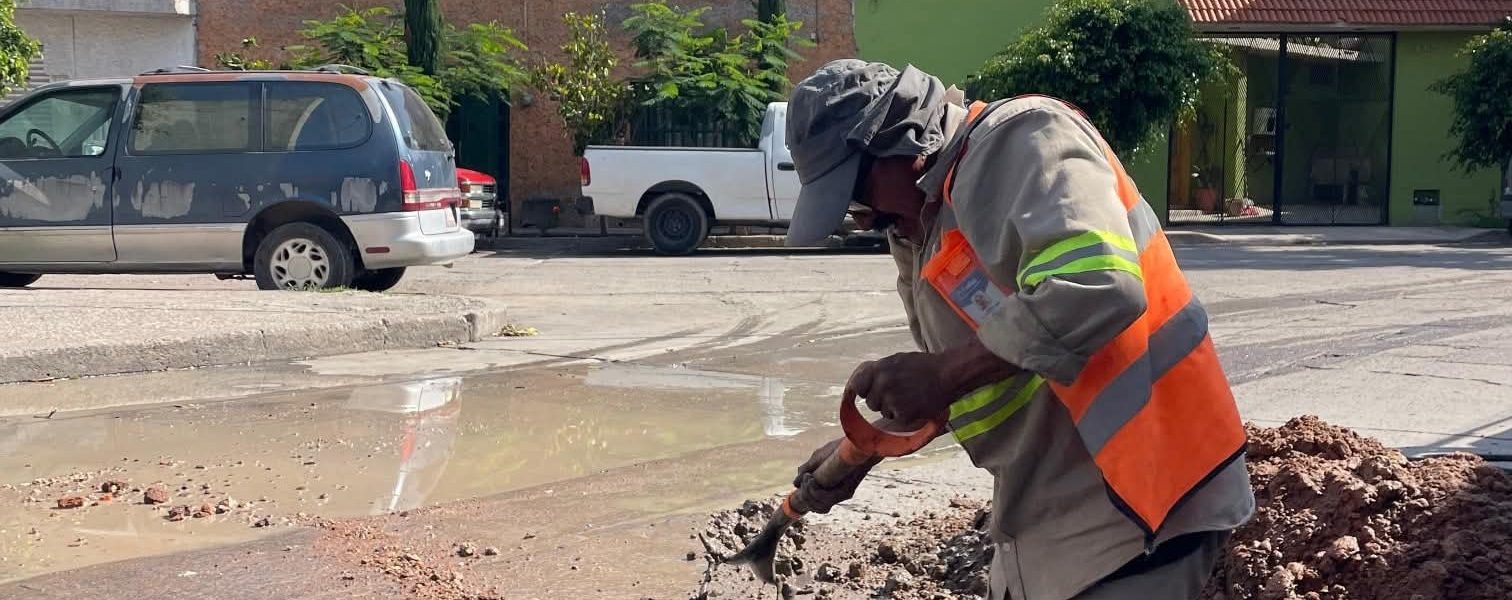 ✅👷 Una manguera dañada provocó una fuga de agua potable, misma que repararemos para evitar se siga desperdiciando. 👍🔧💧