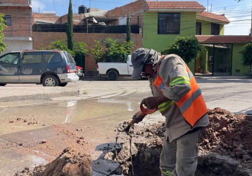 ✅👷 Una manguera dañada provocó una fuga de agua potable, misma que repararemos para evitar se siga desperdiciando. 👍🔧💧