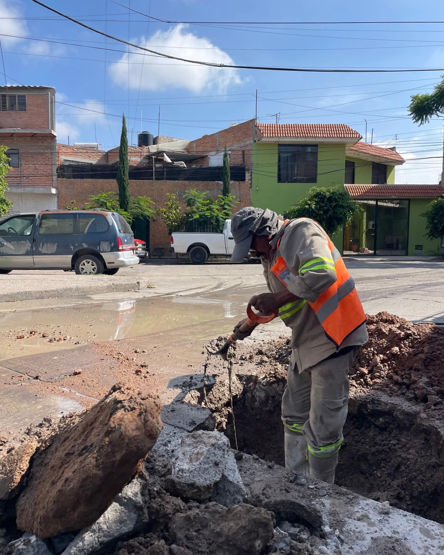 ✅👷 Una manguera dañada provocó una fuga de agua potable, misma que repararemos para evitar se siga desperdiciando. 👍🔧💧