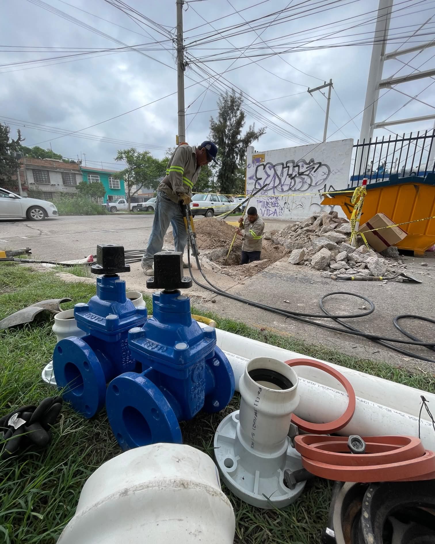 ✅👷 Realizaremos una interconexión en la línea central de agua potable para brindar un mejor abasto y servicio a los usuarios. 👍🔧💧