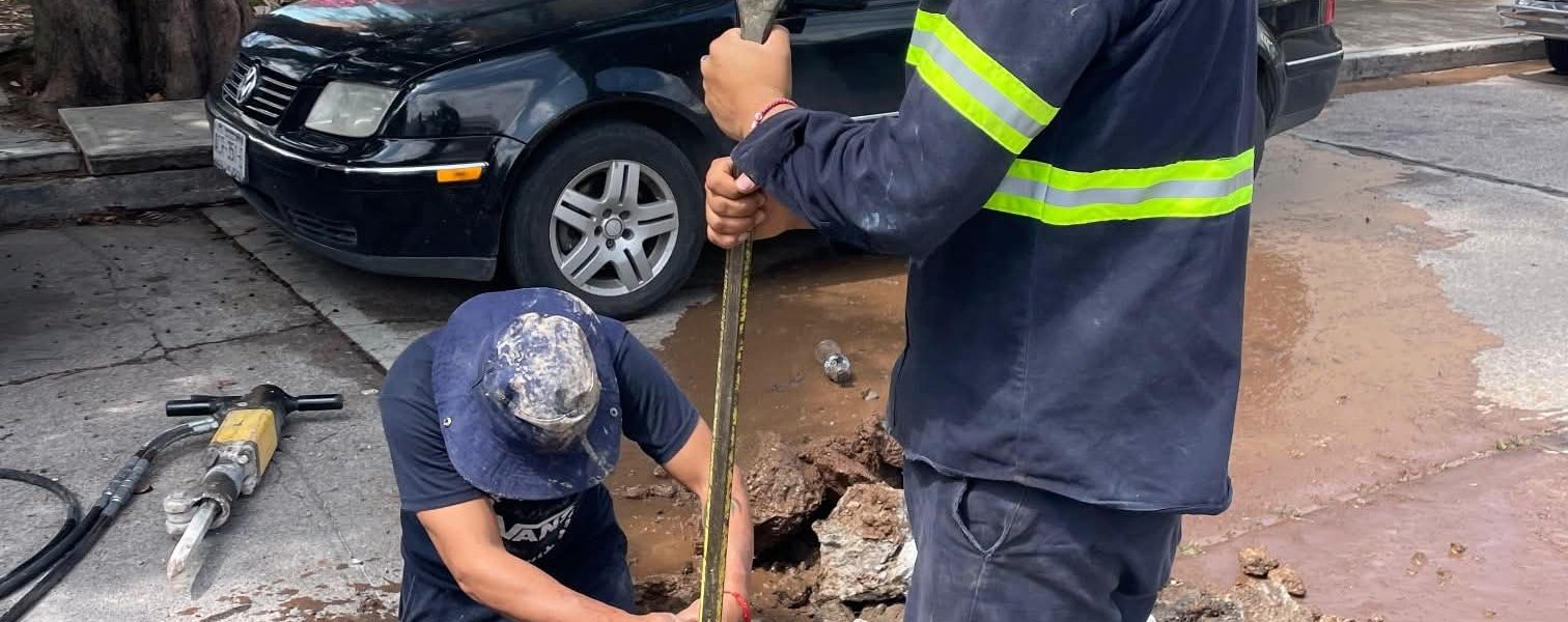 ✅👷 Atendimos el reporte de una fuga de agua potable en una vialidad, la cual se originó por el daño de una manguera. 💧🔧👍