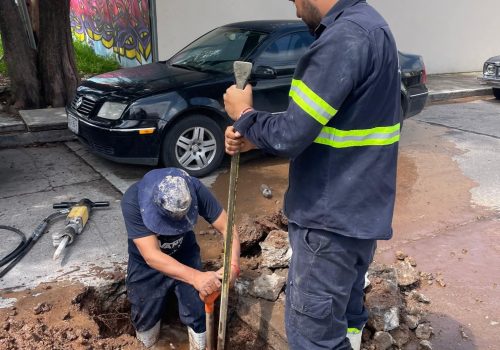 ✅👷 Atendimos el reporte de una fuga de agua potable en una vialidad, la cual se originó por el daño de una manguera. 💧🔧👍