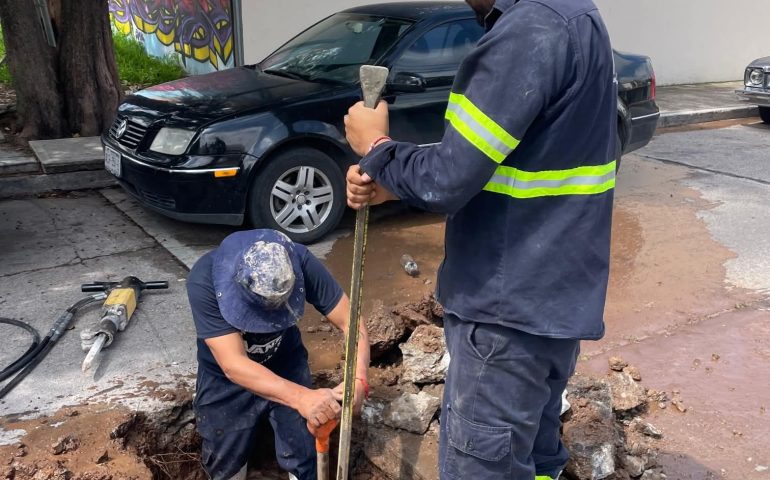 ✅👷 Atendimos el reporte de una fuga de agua potable en una vialidad, la cual se originó por el daño de una manguera. 💧🔧👍