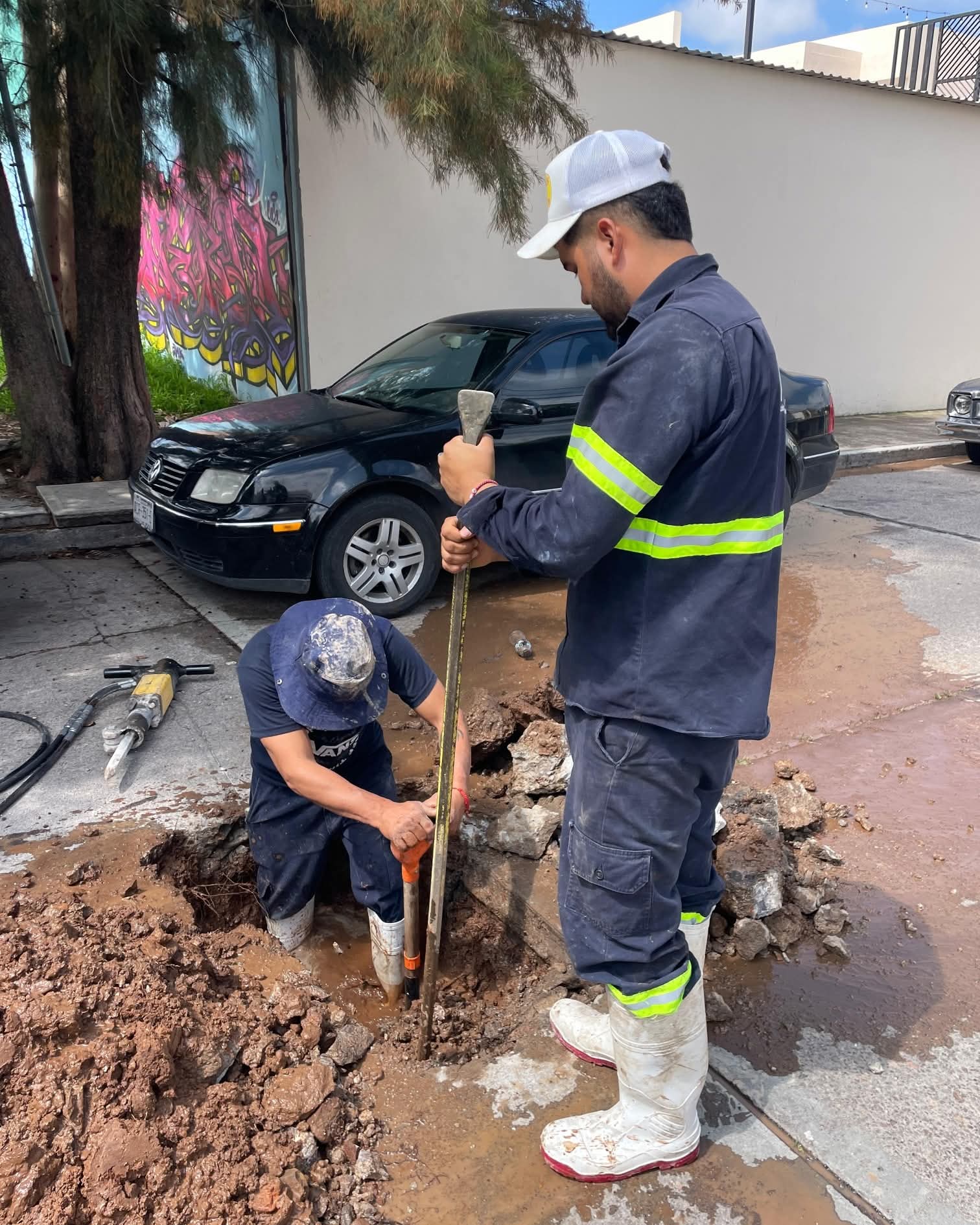 ✅👷 Atendimos el reporte de una fuga de agua potable en una vialidad, la cual se originó por el daño de una manguera. 💧🔧👍