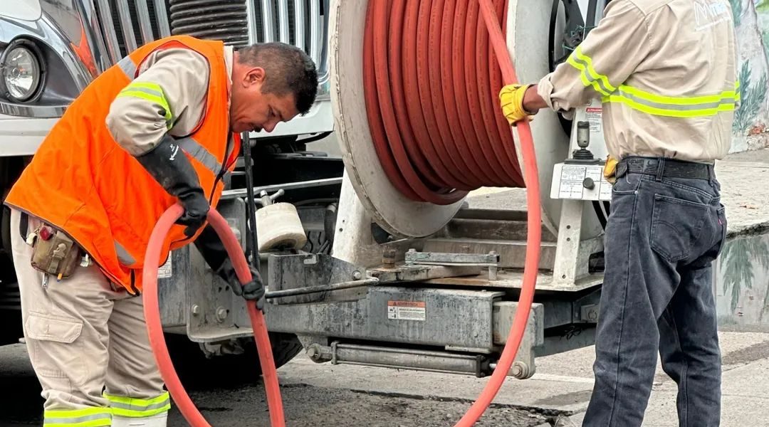 ✅🚛 Se acudió a atender el reporte de taponamientos por basura en el alcantarillado, situación que estaba afectando a varios domicilios🚧🕳️🚧