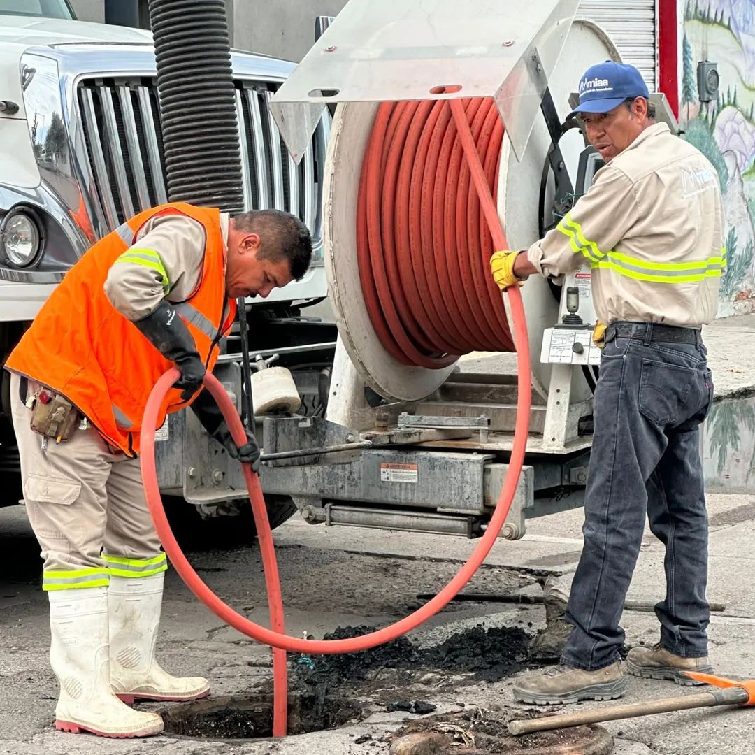✅🚛 Se acudió a atender el reporte de taponamientos por basura en el alcantarillado, situación que estaba afectando a varios domicilios🚧🕳️🚧