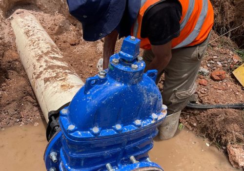 ✅👷 Realizamos la instalación de una válvula compuerta de 14 pulgadas, con la cual brindaremos un mejor abasto y servicio de agua potable. 💧🔧👍