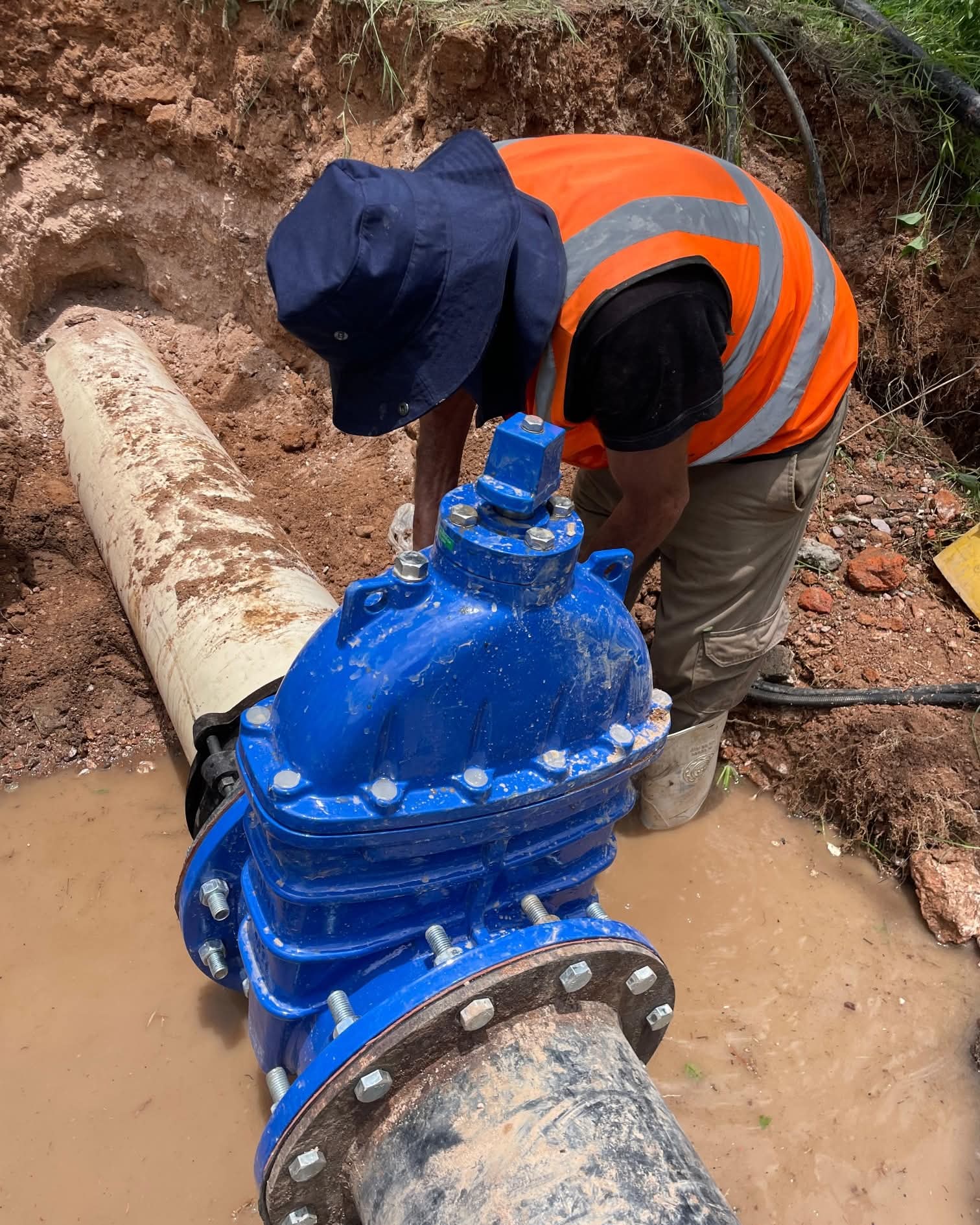 ✅👷 Realizamos la instalación de una válvula compuerta de 14 pulgadas, con la cual brindaremos un mejor abasto y servicio de agua potable. 💧🔧👍