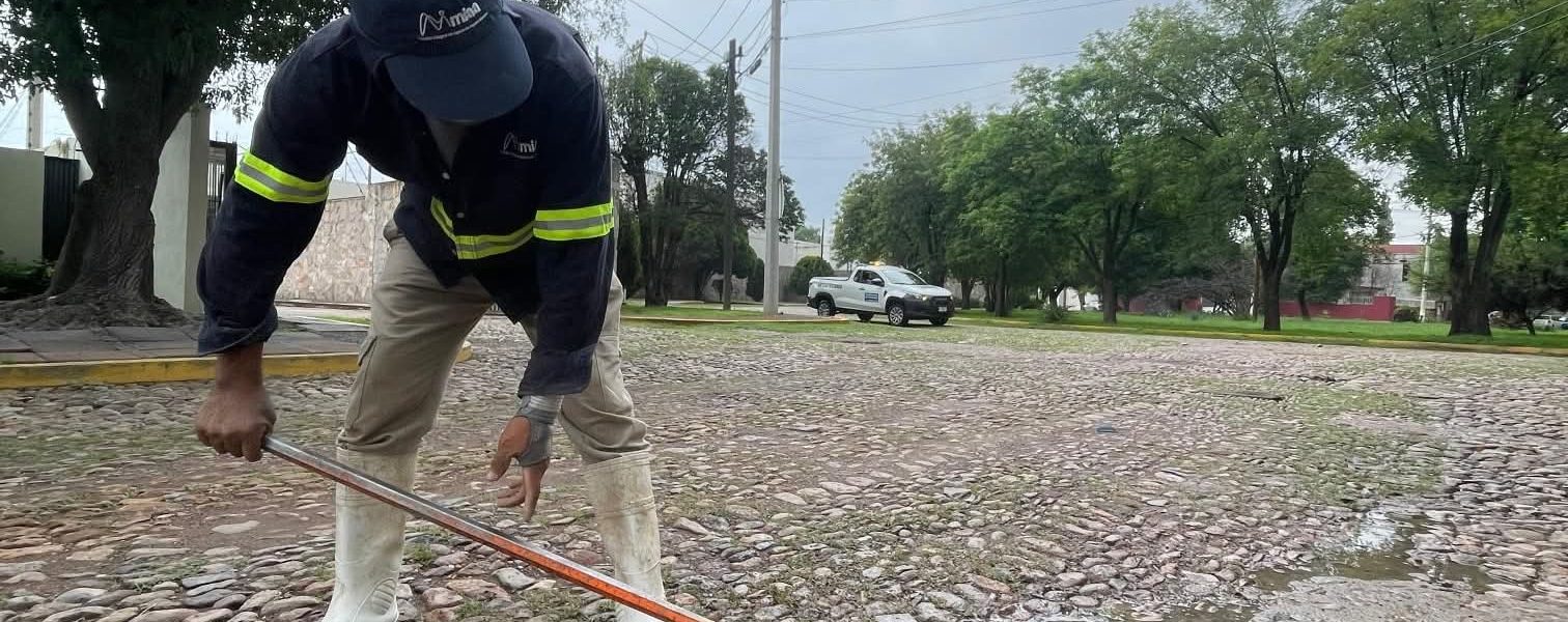 ✅👷 Atendimos el reporte de una fuga de agua potable, la cual se originó por el daño de una manguera. 👍🔧💧
