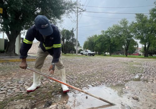 ✅👷 Atendimos el reporte de una fuga de agua potable, la cual se originó por el daño de una manguera. 👍🔧💧