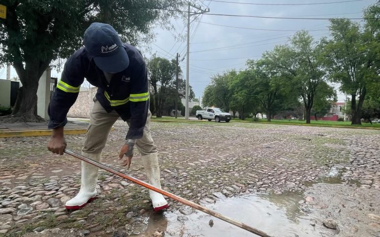✅👷 Atendimos el reporte de una fuga de agua potable, la cual se originó por el daño de una manguera. 👍🔧💧