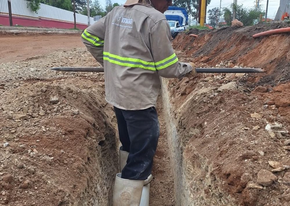 ✅👷 Realizamos la instalación de un tramo de tubería para brindar un mejor servicio y abasto de agua potable. 💧🔧👍