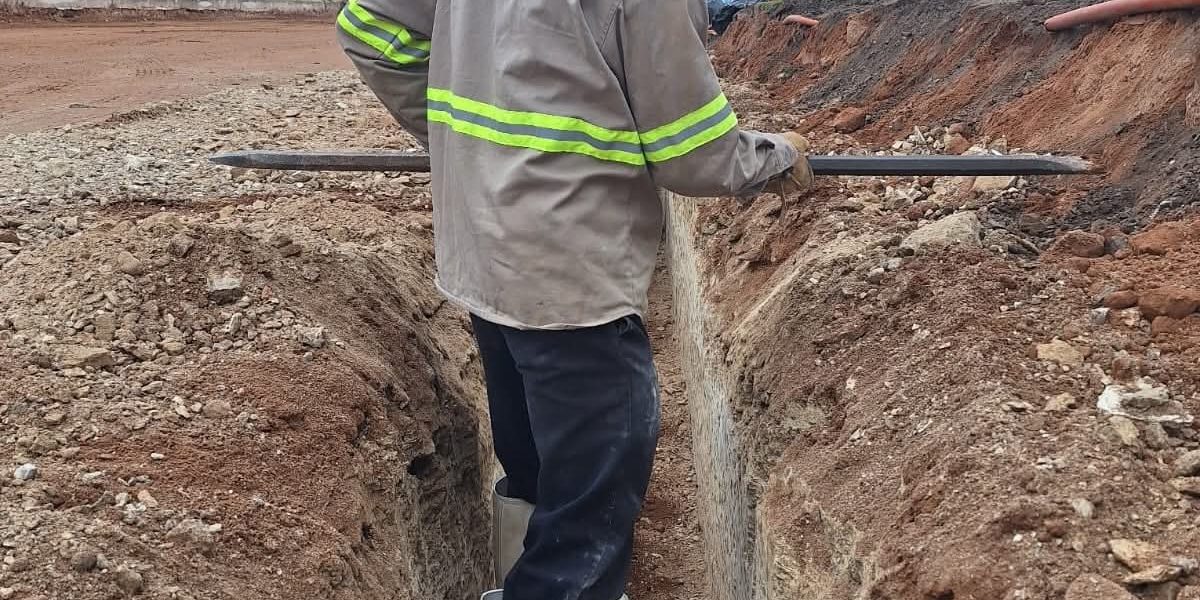 ✅👷 Realizamos la instalación de un tramo de tubería para brindar un mejor servicio y abasto de agua potable. 💧🔧👍