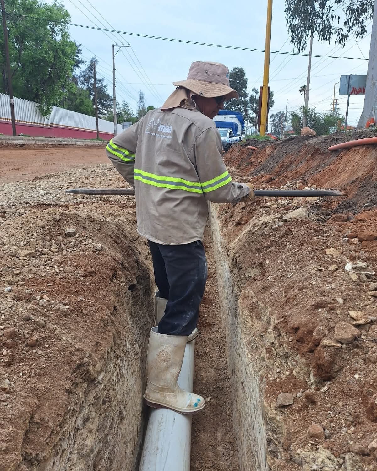✅👷 Realizamos la instalación de un tramo de tubería para brindar un mejor servicio y abasto de agua potable. 💧🔧👍