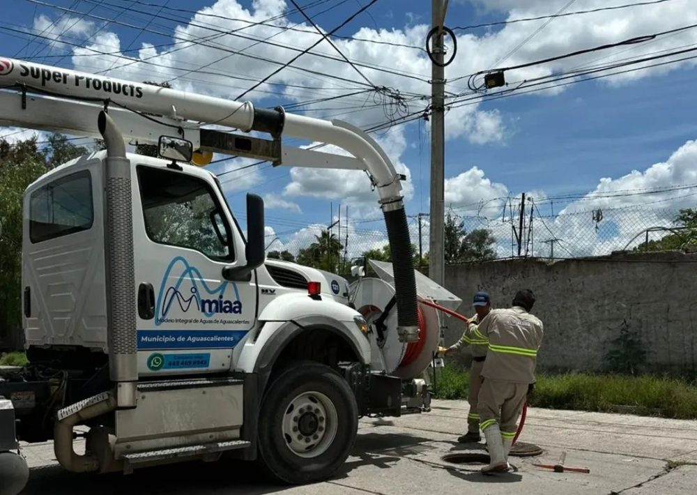 ✅🚛 Se acudió a atender el reporte de registro de drenaje tapado, el cual estaba afectando a varios domicilios, por lo que se realizó el desazolve para remover las obstrucciones 🚧🕳️🚧