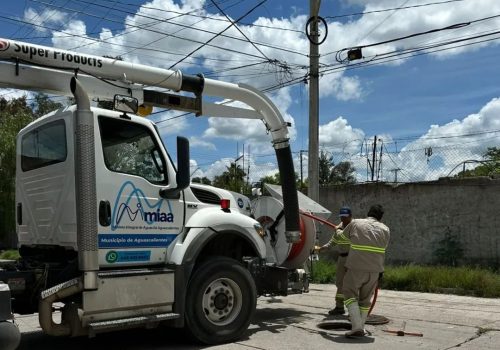 ✅🚛 Se acudió a atender el reporte de registro de drenaje tapado, el cual estaba afectando a varios domicilios, por lo que se realizó el desazolve para remover las obstrucciones 🚧🕳️🚧