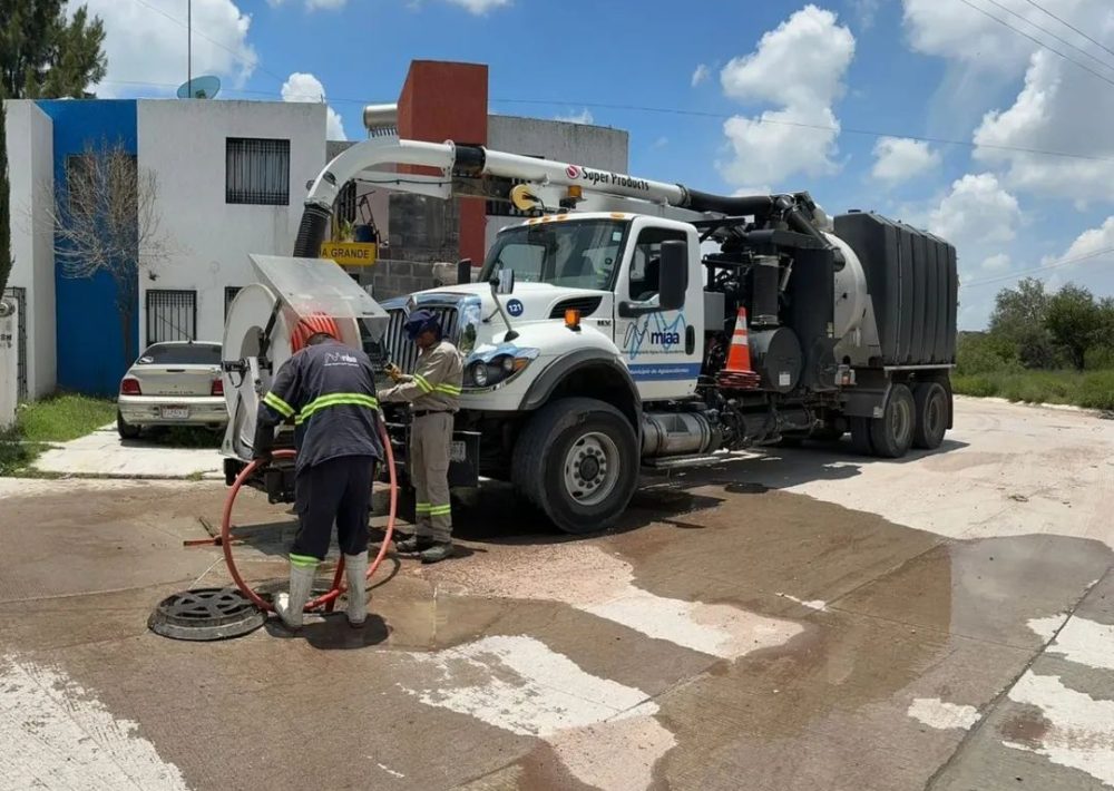 ✅🚛 Continuamos trabajando en los diferentes sectores de la ciudad para realizar los desazolves y retirar los taponamientos de las alcantarillas 🚧🕳️🚧