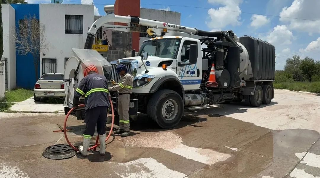 ✅🚛 Continuamos trabajando en los diferentes sectores de la ciudad para realizar los desazolves y retirar los taponamientos de las alcantarillas 🚧🕳️🚧
