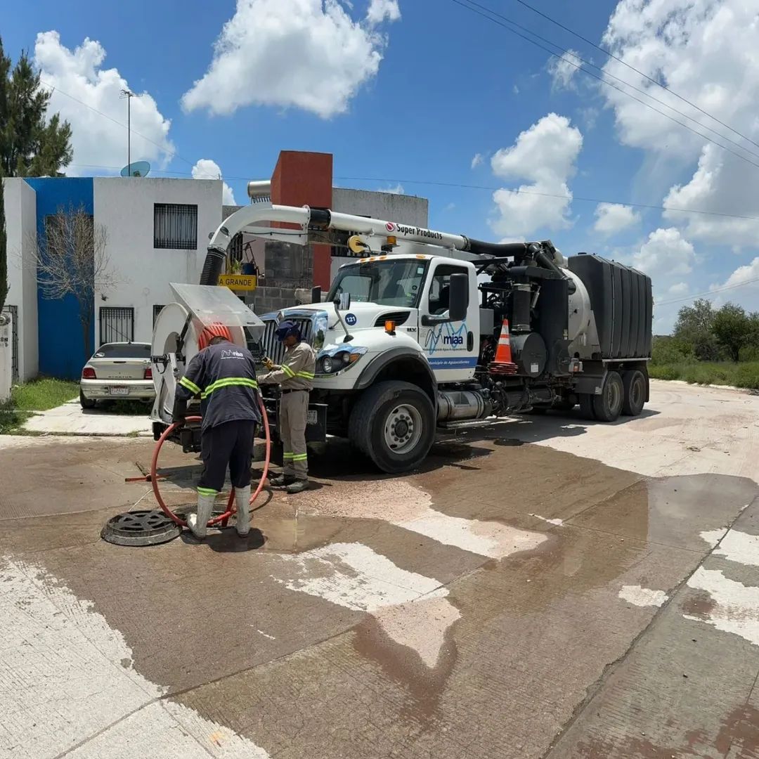 ✅🚛 Continuamos trabajando en los diferentes sectores de la ciudad para realizar los desazolves y retirar los taponamientos de las alcantarillas 🚧🕳️🚧