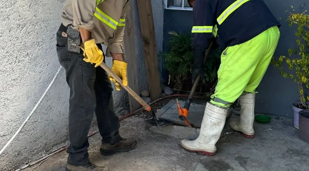 ✅👷 Tras un reporte por instrucción en un domicilio particular, nuestro equipo operativo acudió a hacer la revisión para verificar que se encontraba en buenas condiciones⚠️🚧🕳️